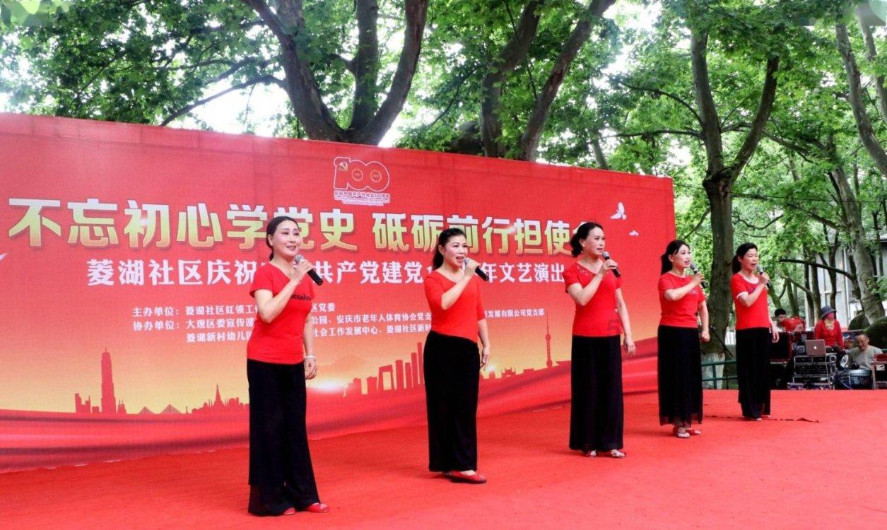 实锤了！孙颖莎王楚钦两小只代言袜子事出有因，王楠夫妇功不可没